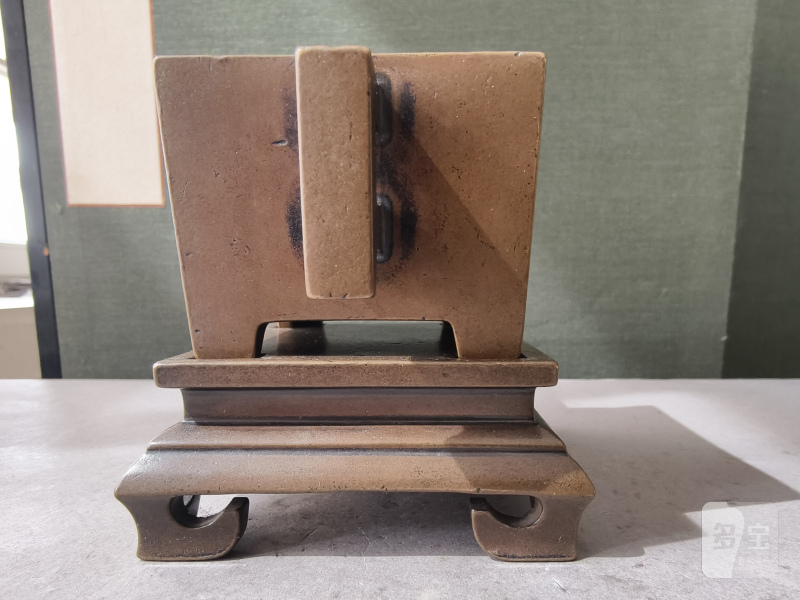 A rectangular twin-handled bronze censer with fitted bronze stand - 图14